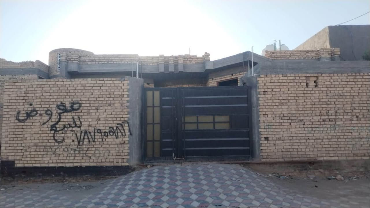 هيكل بالرميثة بمنطقة البندقية مساحة 250 طابو صرف قريب جدا على الشارع الرئيسي موقع ممتاز عرض الشارع مالته ٢٠متر. ما مطلوب للإسكان. غرفتين وهول وبراني ومطبخ حار وبارد وحمامات داخليه وخارجيه
السعر خاص 
للاستفسار ***********
