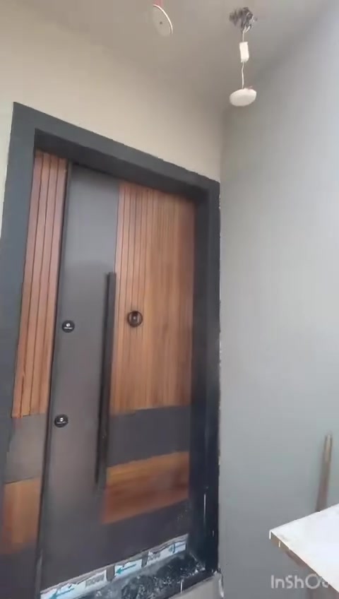 البناء قبل سنة طابوق شغل كله درجة اولى
وسقوف جمسن بورد و شبابيك المنيوم و مصبوغ من جوتن و كهرباء اوزن والصحيات سمارت  يعني متعوب على البيت المساحة 
١٠٠م
غرفة 4:5/5
حمالم ٢/٣
مطبخ ٥/٤.٥
استقبال ٥/٤.٥
طرمة ٣ متر
للتواصل 
*********** واتس اب …
