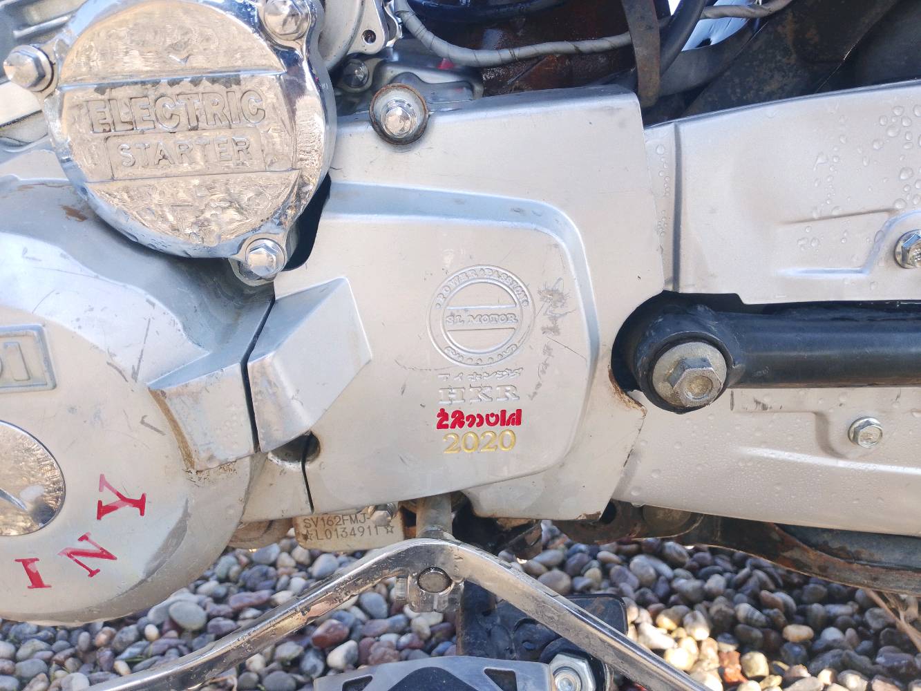 دراجة نارية CG150 موديل 2020 بحالة جيدة جدًا. لونها أزرق مع تفاصيل جمالية باللون الأصفر. تحتوي على نظام تشغيل كهربائي وموتور قوي يوفر أداء ممتاز. التصميم مريح مع مقعد مناسب للرحلات الطويلة. تم صيانتها بانتظام ولا تحتاج إلى أي تصليحات حالية.