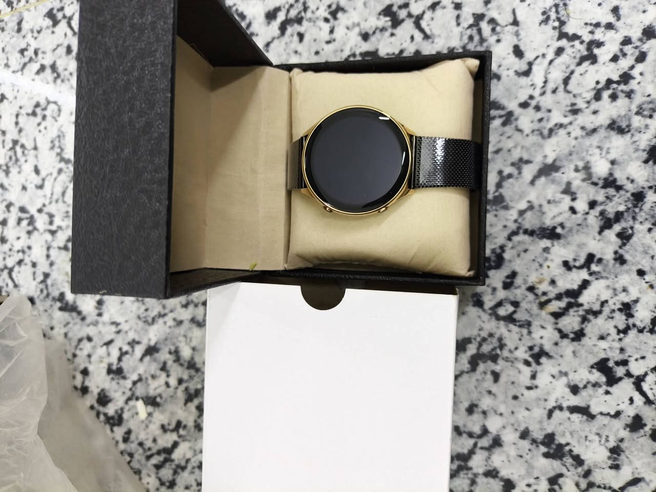 بناءً على الصورة، تبدو هذه الساعة وكأنها ساعة ذكية من فئة الساعات "العصرية" (Fashion Smartwatches)، والتي غالباً ما تُباع تحت علامات تجارية مثل Haino Teko (مثل طراز H26 أو طرازات مشابهة).
تتميز هذه الساعة بالتالي:

التصميم: هيكل دائري باللون الذهبي مع زرين جانبيين يبرز عليهما اللون الأزرق، وحزام معدني من نوع "mesh".

الشاشة: عادة ما تأتي بشاشة من نوع AMOLED وتعد من اقوى الشاشات توفر ألواناً زاهية وواضحة، مع واجهات ساعة مميزة مثل الواجهة الظاهرة في الصورة.

الميزات الأساسية: تدعم هذه الفئة من الساعات عادةً ميزات مثل إجراء واستقبال المكالمات، تتبع الأنشطة الرياضية، مراقبة نبضات القلب، وتتبع النوم. 

يُلاحظ أن هذا التصميم يحاكي نمط الساعات الفاخرة مثل سلسلة Honor Watch GS،
السعر 40 مع التوصيل


**إذا كنت صاحب هذا الإعلان وتريد حذفه لأي سبب، رجاءا أرسل رسالة إلى الدعم الفني**