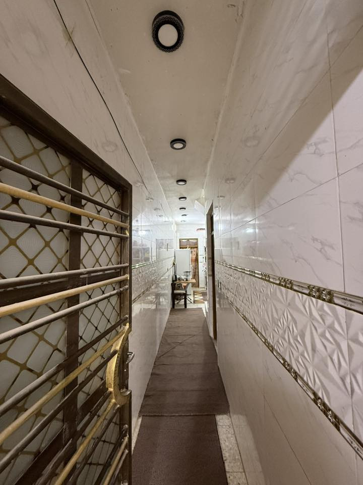 بيت للبيع  100 متر واجهة 5 متر نزال 20 متر 2 طابق 3 غرف نوم استقبال صاله 2 ترك حمام مرافق واحد كامل الثاني مكامل 2 سطح بيتونه كبيره  كراج بيت مرتب السعر خاص او اتصل العنوان حي البساتين شارع الشيخ منهل قرب قصابه الموسوي فرع كبير  ***********
