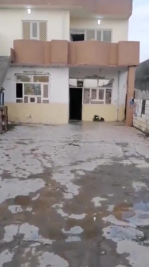 السلام عليكم بيت للبيع مساحه مالته 350 وكل عيب ما بيه شرط طابخ ثاني رايدو 50 مليون بي مجال هذا و(اتساب وخط)(***********)

