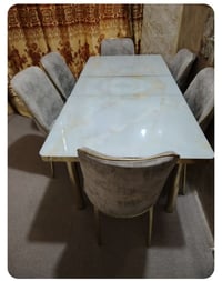 ميز طعام للبيع ست كراسي الميز يتكبر ويزغر السعر 250وبي مجال جديد 07829...
