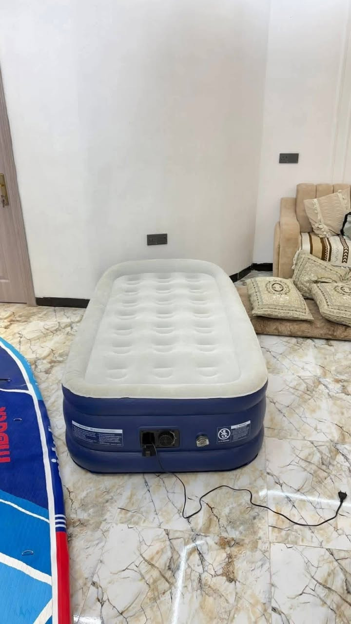دوشك نفخ نفر طبي جديد مفيد للسفرات والتخيم مع محده طبيه  طريقة النفخ موطور هواء داخلي عل كهرباء سعره 45 الف  واتساب *********** يوجد توصيل.
