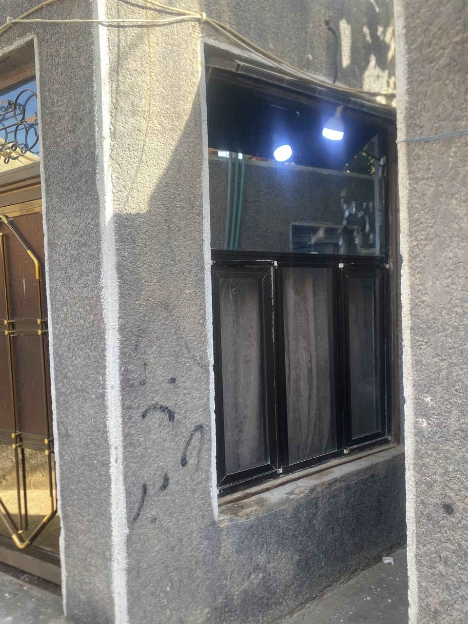 مشتمل للبيع المساحه 100متر  طابقين يحتوي الطابق الأرضي على صحيات واستقبال وصاله ومطبخ والطابق الثاني يحتوي على غرفتين وصاله وصيحات 
المكان كوت حي الجهاد (زويرجات)خلف شارع بيت صبر والسعر مناسب وللاستفسار على الرقم ‭0771 430 6942‬
