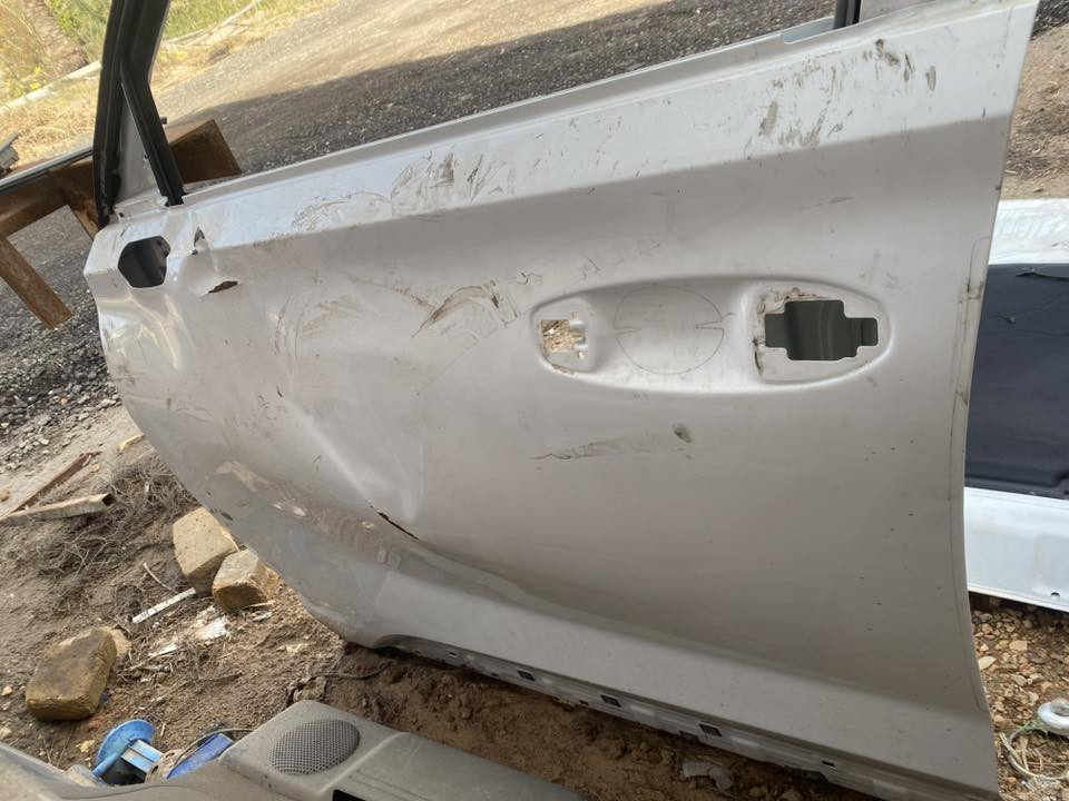 للبيع نيكله جهت السايق
وهاي جهت الصدر 
باب جهت السايق
باب جهت الصدر 
جاملغ جهت الصدر
المكان الديوانية 
الرقم ***********
