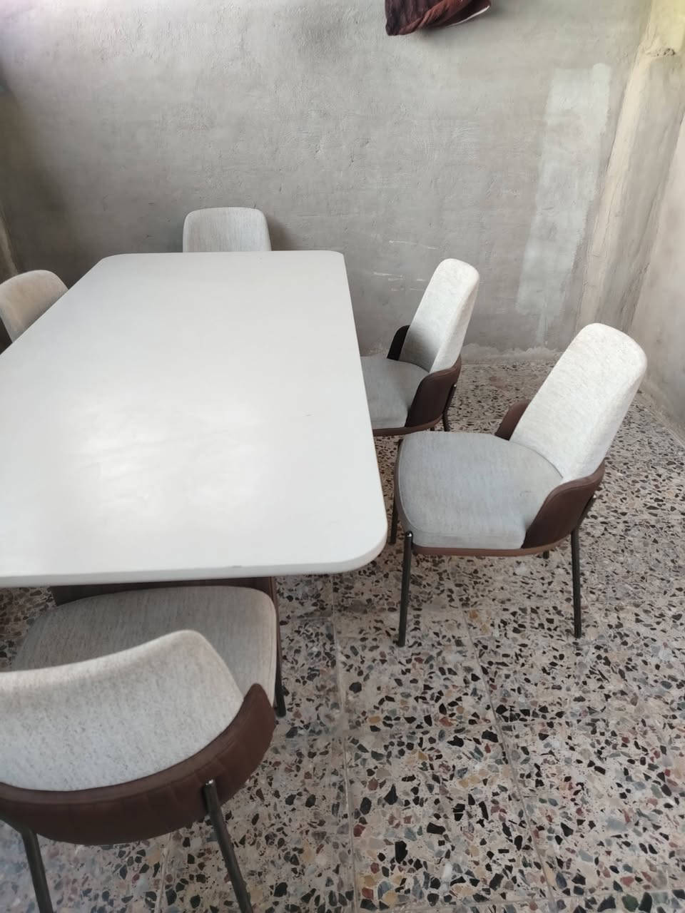 السلام عليكم ميز طعام نضيف البيع ***********
