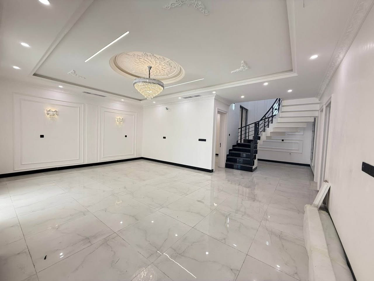 سلام عليكوم عرض اليوم انسب عرض موجود حالياً في اربيل منطيقة سيدوبارك البيت طابو 
مساحتة بيت 250م
خمس غرف نوم
حمامات ماسترسويت 
واجيهتة بيت كبس مرمر 
دواخل بيت كلها صقوفات مغربي بيت فول مواصفات
للمزيد من المعلومات اتصل بينا

📞☎️ 0750 386 1964 whastup أربيل, العراق
