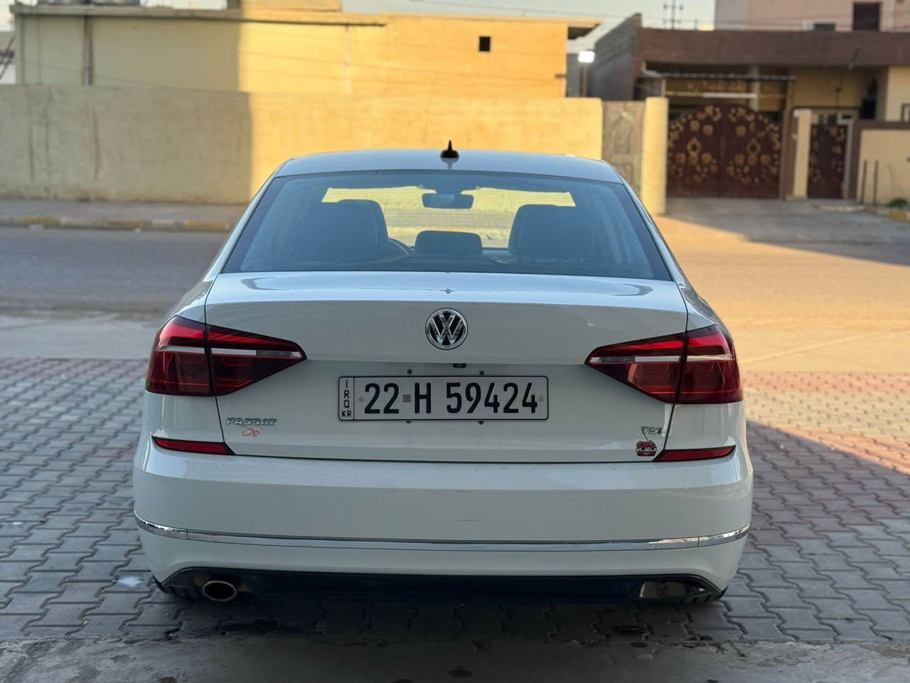 باصات موديل 18 محرك 20 تيربو سيارة جديده ماشيه 60 الف مال بيت مابيها ربع مصرف 
مواصفات فول بس مو سلايت مواصفات r line معروفه كشنات جلد 
رادارات 
كشن تدفئة فووول لاخير عدا الفتحه 
مكاني كركوك ***********
بلعافيه علياخذها السباره رقمها اوبيل شرط تحويل 
كتلوك مالها موجود سلير ما نازل كركوك, العراق
