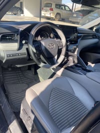 تویتا کامیری مودیل 2022 مواسفات se  بۆیاغ یەك پارچەی هەیه بەس  بونیتی ...