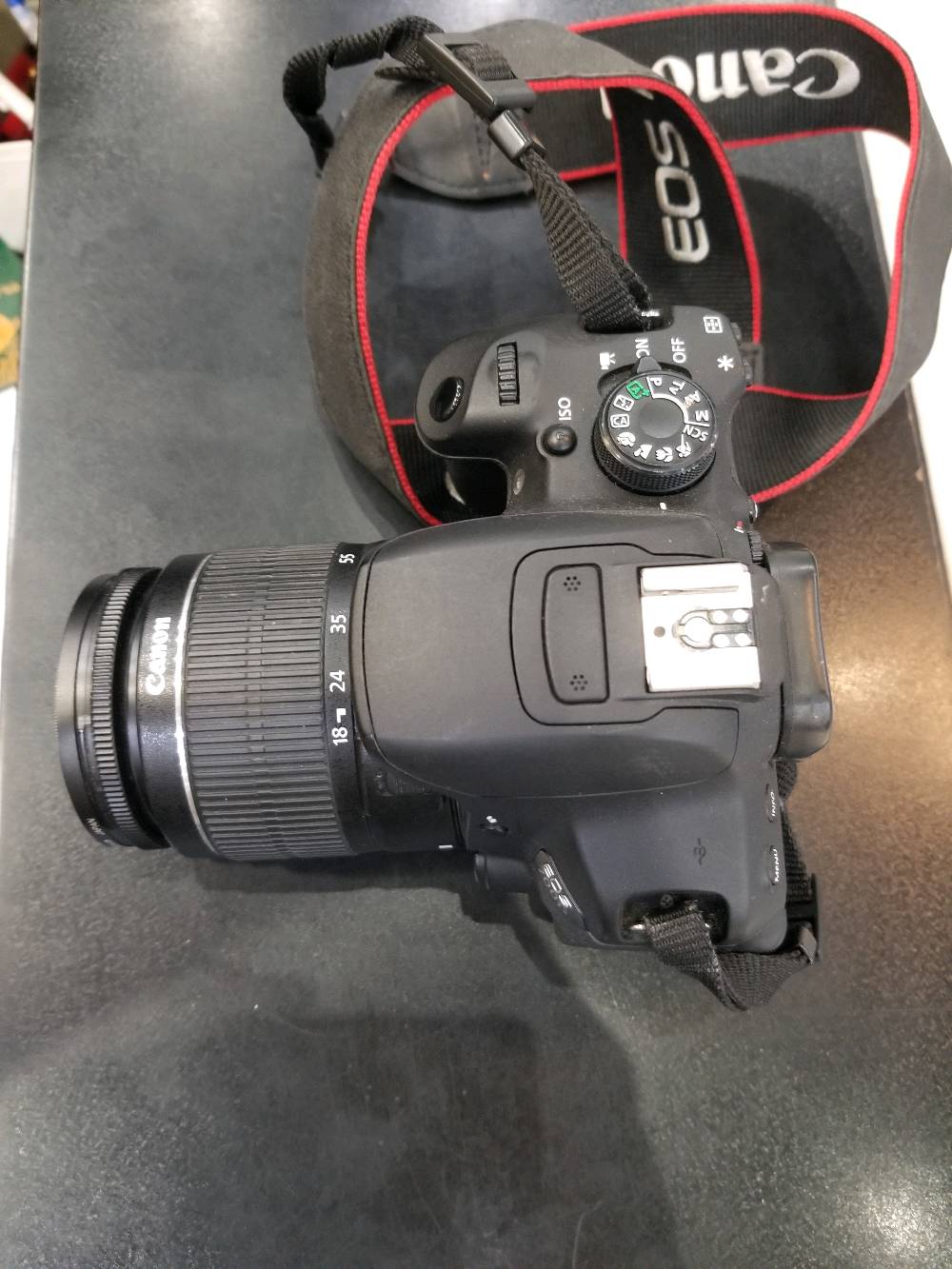 كاميرا Canon EOS 700D الأصلية.
تركيز تلقائي سريع وجودة صور ممتازة.
مناسبة للتصوير الفوتوغرافي، الفيديو، وصناعة المحتوى.
تشمل: العدسة الأصلية، البطارية، الشاحن الأصلي، الجنطة الأصلية، والحزام.
الحالة: نظيفة جدًا وتعمل بكفاءة 100%.