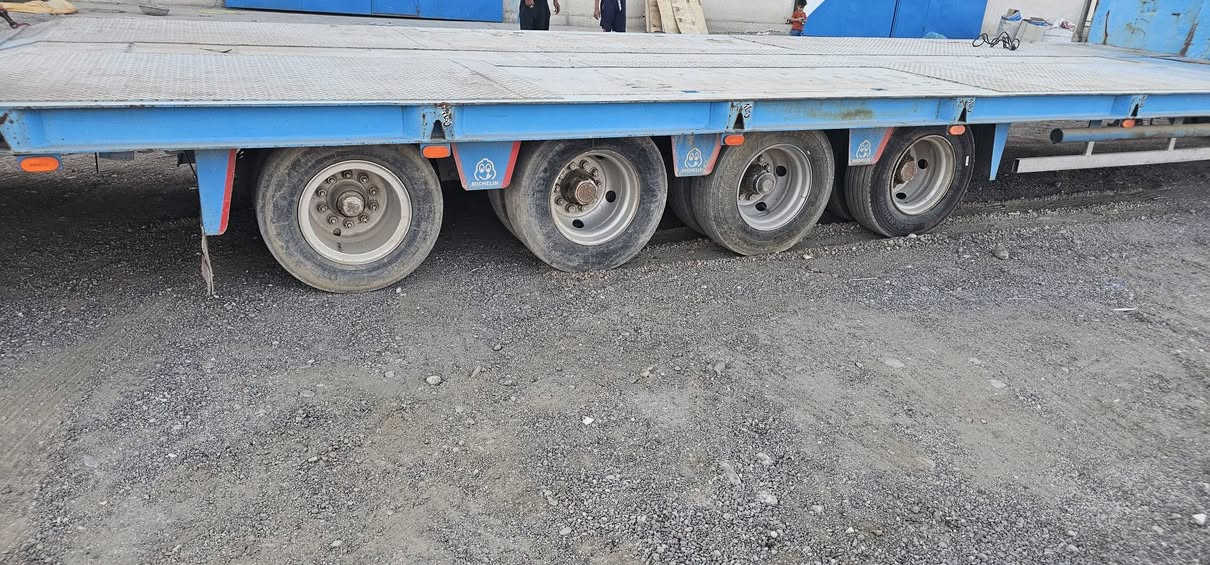 لولدر سلايت 4 محاور 17.5
طول 9 
يفتح سلايت 550
عرض 280
رمبات هيدروليك 
مكان تاجي 
سعر 190
***********
