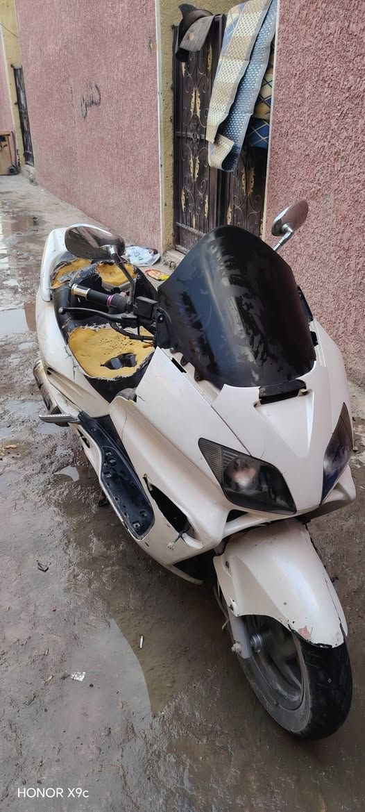 دراجه للبيع فورزا 06 مقفوله كهربائياتها المكينه بها تبخير خفيف كفراته تعبانه وبيهاه 300 وبها مجال عنوان بغداد***********
