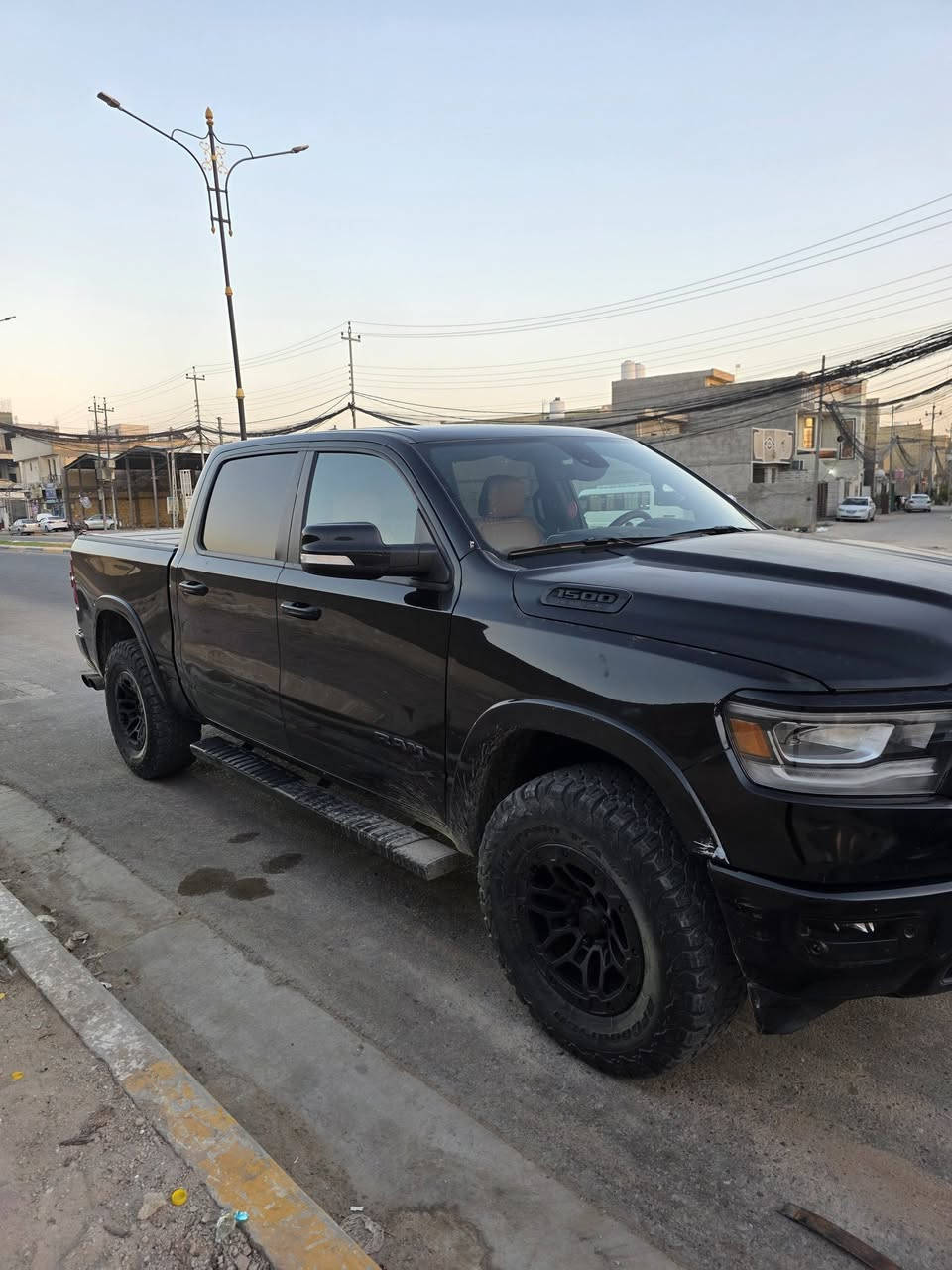 دوج رام RAM REBEL
سنة الصنع: 2020 دخول سنة ٢٠٢٠
المحرك:  سلندر 6 تون تيربو 
ناقل الحركة: اتوماتيك
عدد الميال155الف km
صورة الضرر مرفقه مع المنشور
———————————————
مواصفات:
عدادات الكترونية
شاشة كبيرة
امكانية تعديل ارتفاع دواسات البنزين والبريك
مقاعد كهرباء و خزن
تشغل عن بعد
مثبت سرعةً
مقاعد تدفئة
داخل سيارة اسود و مشمشي 🔴
ستيرن تدفئة
كاميرا خلفي
مقاعد جلد
المرآة كهرباء و وتضليل ٨٠ بل سنويه 
نظام دفع رباعي او تو ويل
ضواء زنون اضائة ليد LED
سمعات البين
قياس الاطارات 20 إنش
غطاء بودي
———————————————
سيارة جاهزة من الهزة والتحويل
السعر :: 250  وبي مجال بسيط
 
—————————————
***********
***********
