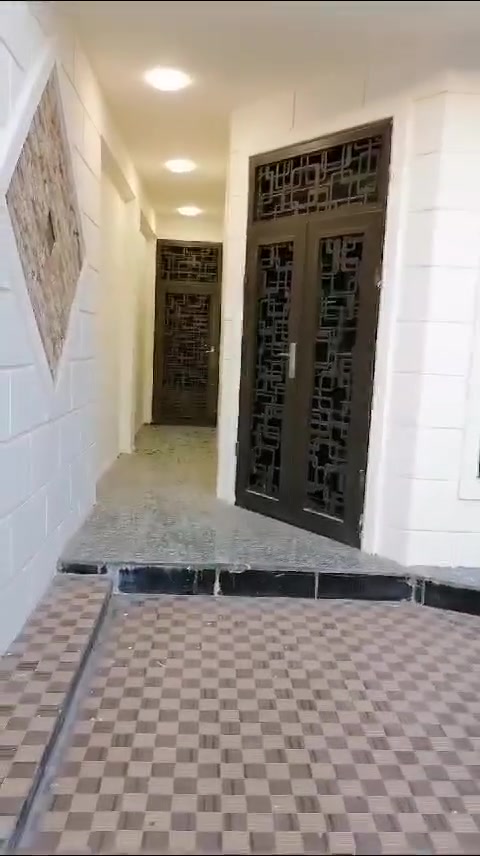 دار سكن للبيع في حي الجامعة المساحه 150م واجهة 5م نزال 30م يحتوي على 4 غرف نوم و4 حمامات 2 منها سويت داخل الغرف ومطبخ وكراج موقع الدار جيد خلف سوبر ماركت مترو للاستفسار الاتصال على ***********
