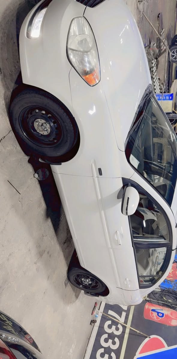 سلام عليكم
اكسنت ٢٠١١ خليجي 
محرك ١٦٠٠ 
قطرتين 
السياره سنتر لوك 
السياره مكفوله من الضربه والصبغ 
عدا الدعاميه الخلفيه 
بس بيها رصعات تصلح ع البارد
تخم تاير 
صدر جديد
داخل مدوشم 
كاعيات سفاري 
التبريد ثلج
الاضافات الي بيها 
اضافه منظومة لايت زينون 
اضافه منظومه غاز
٤٠ لتر
يعني كل ٤ ايام تفول ب 
٦٠٠٠ دينار
  اضافه مراوح اماميه للتبريد عدد ٢
المكينه مبدلها 
بس بيها تنقيص جد بسيط 
والجناي اكسنت يعرف شنو داحجي 
يعني اكلهن ينقصن بس نوعيه الدهن 
والسعر ١٠٦ وبيها مجال كلش بسيط 
***********
الدوره
