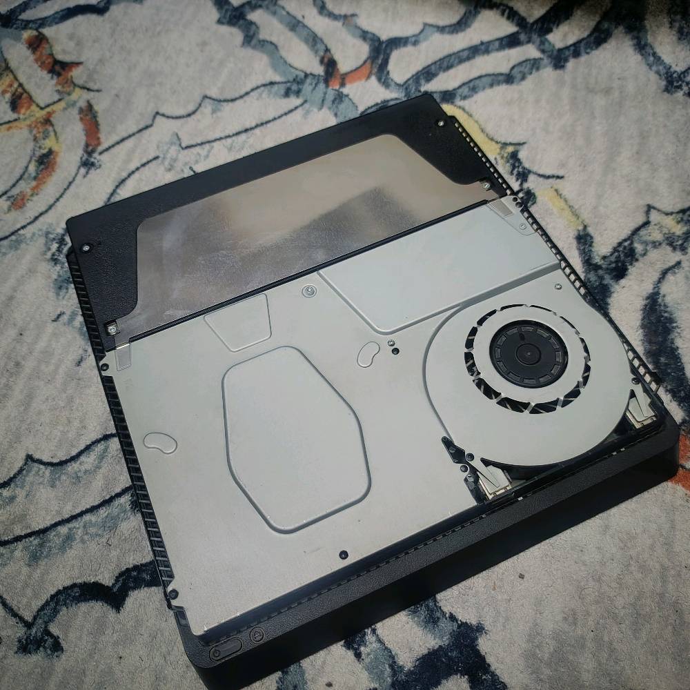 سلام عليكم جهاز نضيف 99 بالميه تجي تفحص وتأخذ وياه جوستك 3 واقرص 3 فيفا 18 وبيس 18 واله الحرب عنواني بغداد رقمي ***********
شنو سبب البيع؟: 
الحاله ماديه صفر صارت