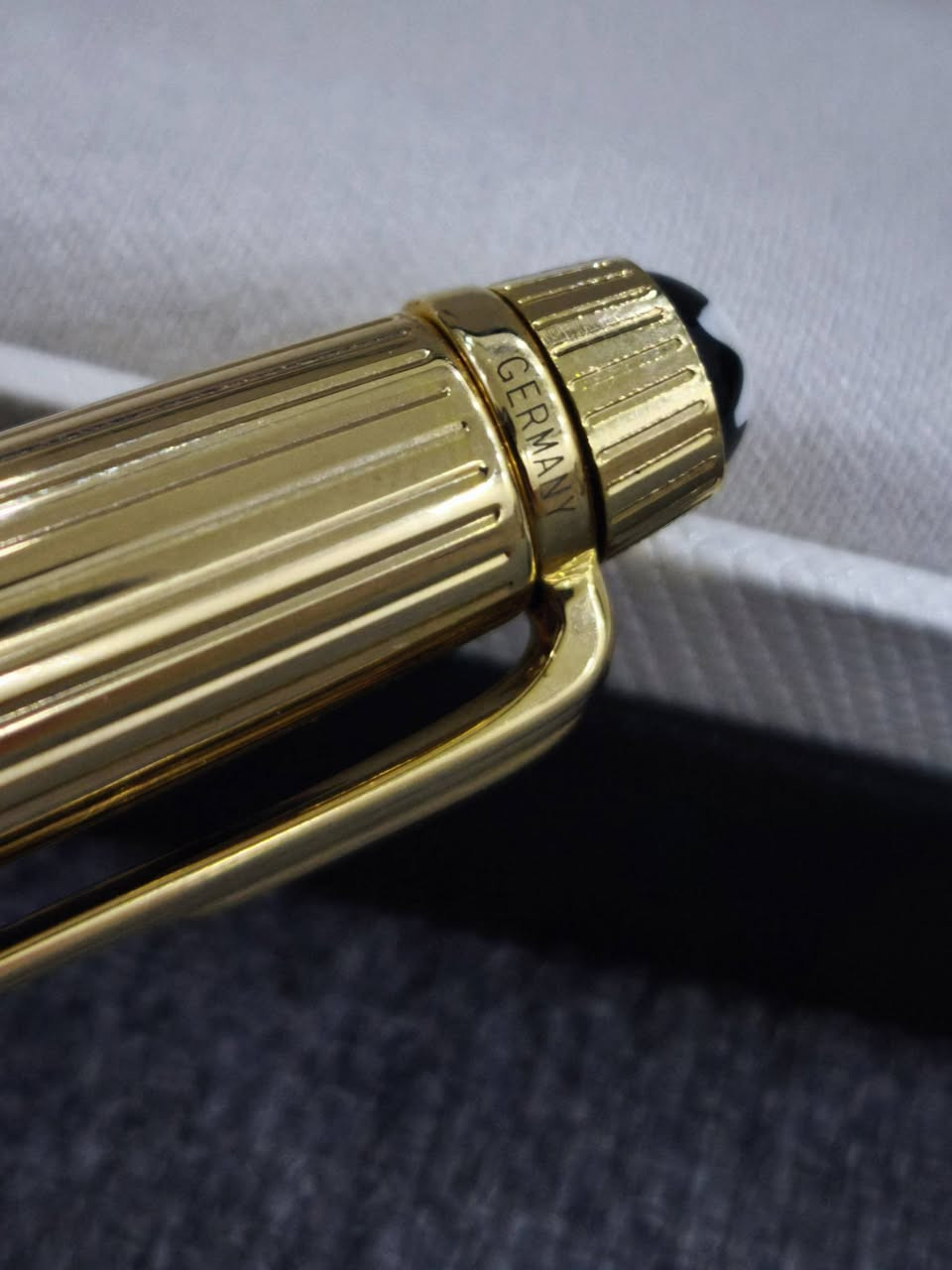 Mont blanc made in Germany 
قلم مونت بلانك حبر 
ذهب وفضة 
ريشه ذهب عيار 14k
كامل ملحقات 
جديد غير مستعمل 
#سعر 320 دولار 
***********
يوجد خدمه التوصيل
