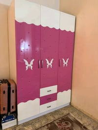 غرفة نوم بناتيه شبابيه ( جربايه _ كنتور _ ميز تواليت ) مستعمله بس نظيف...