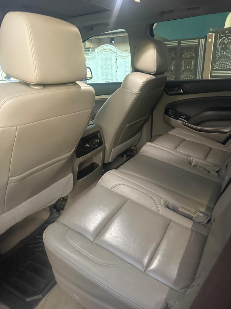 سلام عليكم 
تاهو 2020 موصفات Lt
داخل اصفر وقهواي ومطعم بل صاج 
كشنات جلد 
4ويل 
تحديد سرعه 
تحديد مسار 
تنبيه الوقوف 
يوجد خزنه بل سياره 
كشنات تدفه 
كشن كاهرباي 
سلايت السياره 
صندوق كهربائي 
بيه تلفزون 
7راكب 
السياره ما بيه صبغ بس بابين مبدل بلادي 
سعر 355وبيه مجال الطيبين 
التواصل ***********
التواصل ***********
