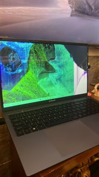 شاشة مضروبة • ١٦ جيجا رام • ٥١٢ m.2