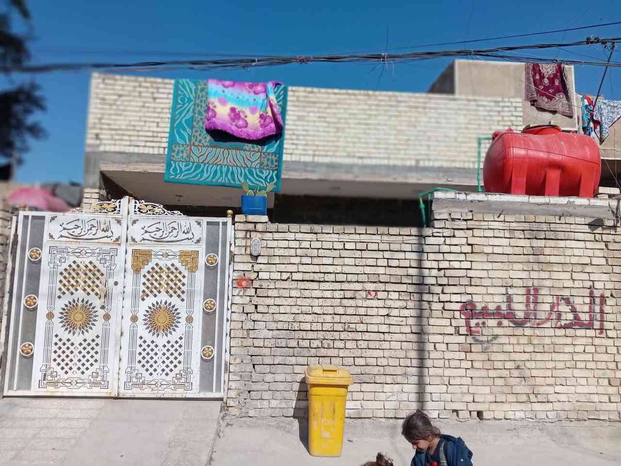 سلام عليكم ورحمة الله وبركاته للبيع 165م واجه 7ونص
الموقع حي طارق القديم رابع فرع الطابق الارضي كامل ستقبال مطبخ صاله غرفه منور حمام داخلي وخارجي الطابق الثاني سويت كامل
غرفه صاله حمام منور داخل الغرفه
للسفتسار الرقم ***********
