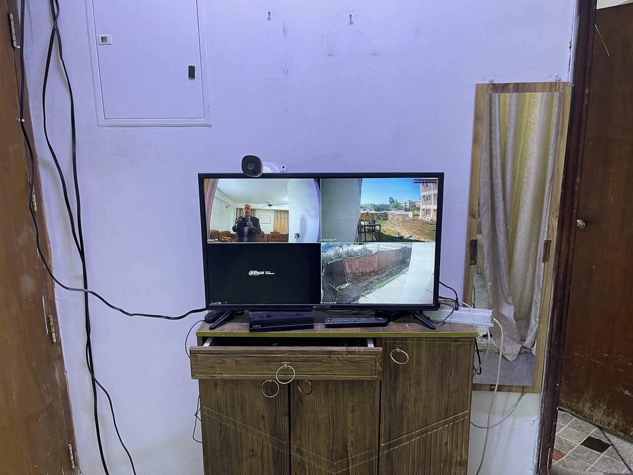 السلام عليكم شقه  مؤثثه طابق ارضي  بالمجمع السكني الاحمر ***********
