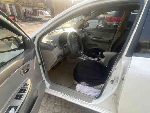 السلام عليكم 
بي  وايدي 2014 مزاد وزاره الداخليه كير محرك مكفولات وشرط ع واضع الشركه تخم تاير جديد صدار أمامي خلفي جديد تدفئي شغاله تبريد منقص غاز فقط مكفوله من كل نواقص كهربائيات  كله شغاله بصمي بلادي ترحيب مسجل بلادي مضخم سلايد روف 3 طكات ضرر جاملغ امامي بدون 
داخل  فقط البور بي ونه خفيفه 

السعر 36 وبيه مجال للطيبين  مكاني بغداد الكرخ حي الجامعه ***********
