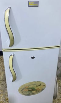 ثلاجه نضيفه ما ناقصه شي سعرها ٨٠  وباسكل سعره ٤٠ عنوان بغداد  07838939...
