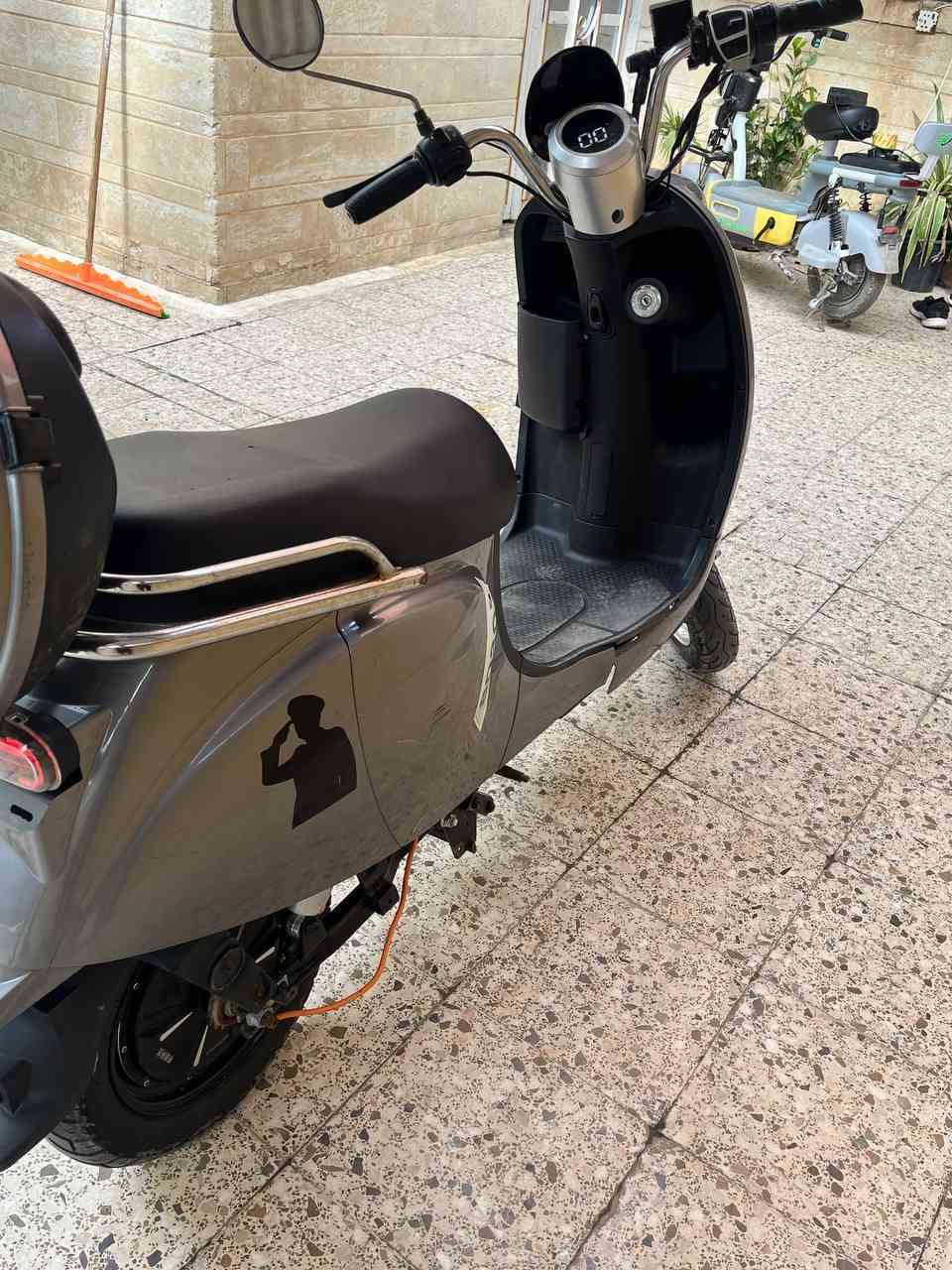 ماطور شحن بولسي!
مواصفات كالـ الأتي
١_بطاريات ريان جديد مستخدمات شهر فقط. 
٢_بصمة، سويچ
٣_سرعة 50 حقيقي
٤_45 كيلو حقيقي
.... 
فقط بريك امامي يدة عاطلة اي عطل ثاني ماكو. 
السعر 375.
للتواصل على الواتساب(***********)
💢فقط واتساب متوفر.
