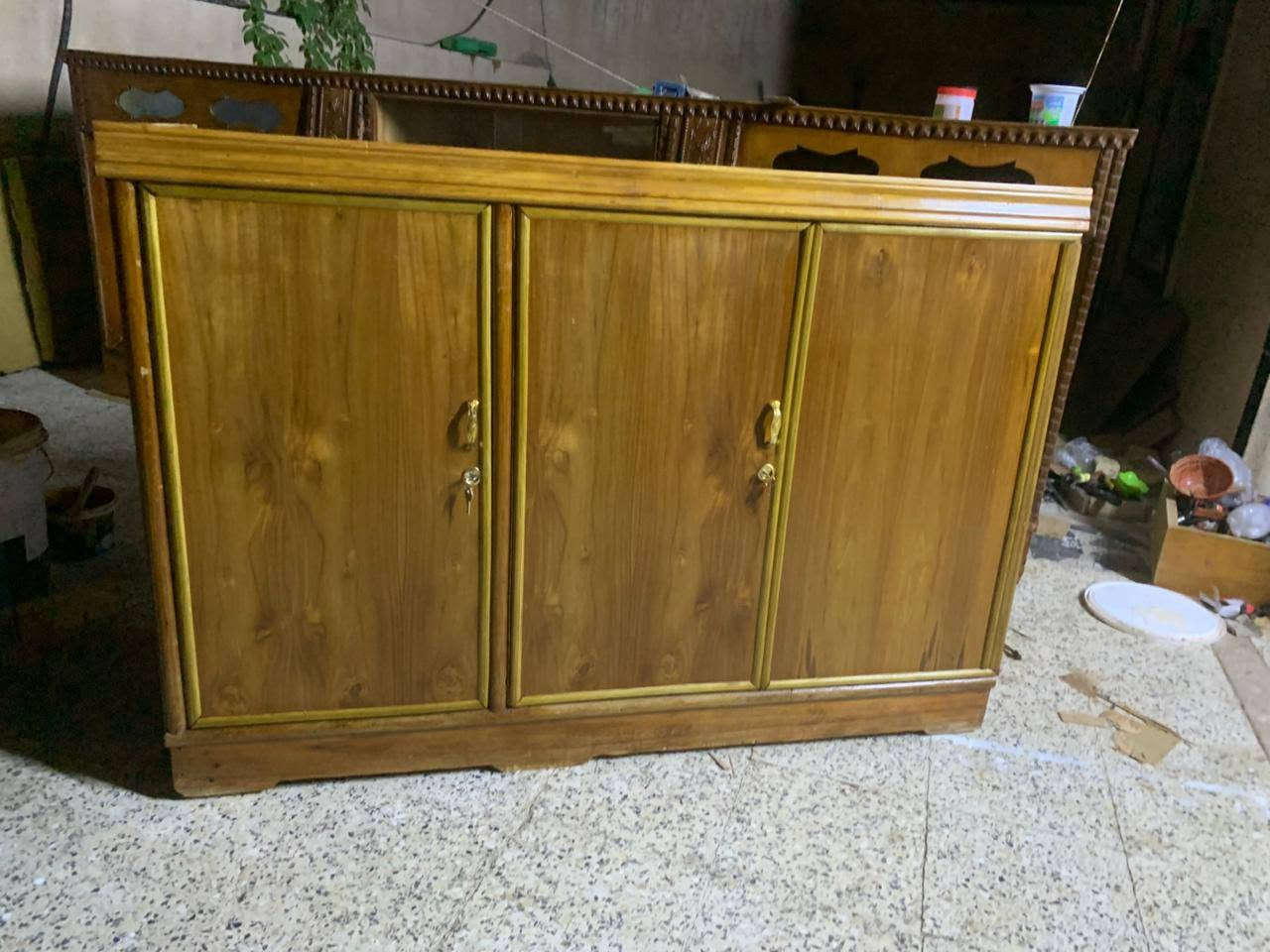 سلام عليكم بوفيه للبيع نضيفه حيل قياس متر  ونص سعره 80وبيه مجال بسيط مكان رمادي 5 كيلو شراي اتصل ***********

