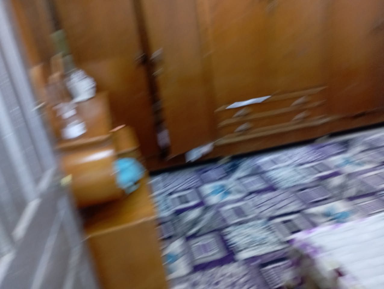 السلام عليكم بيت بلحله بنص الولاية طبوو صرف ثلاث ببيت عن الشارع الرئيسية المساحه 135مترر بالحقيقة أحلى من الصور يحتوي على 4غرف+هول+استقبال وغرفه ترك جو الكاع (منطقة الجامعيين) بنص جسرين جسر الهنود وجسر عشتار. للاستفسار الإتصال على الرقم *********** الرقم الثاني*********** الرقم الاول بي وتساب
