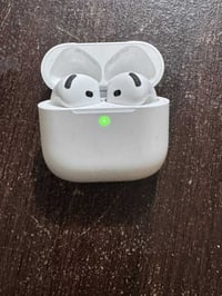 ايربود ٤ • عازل • نضافة ٨٠