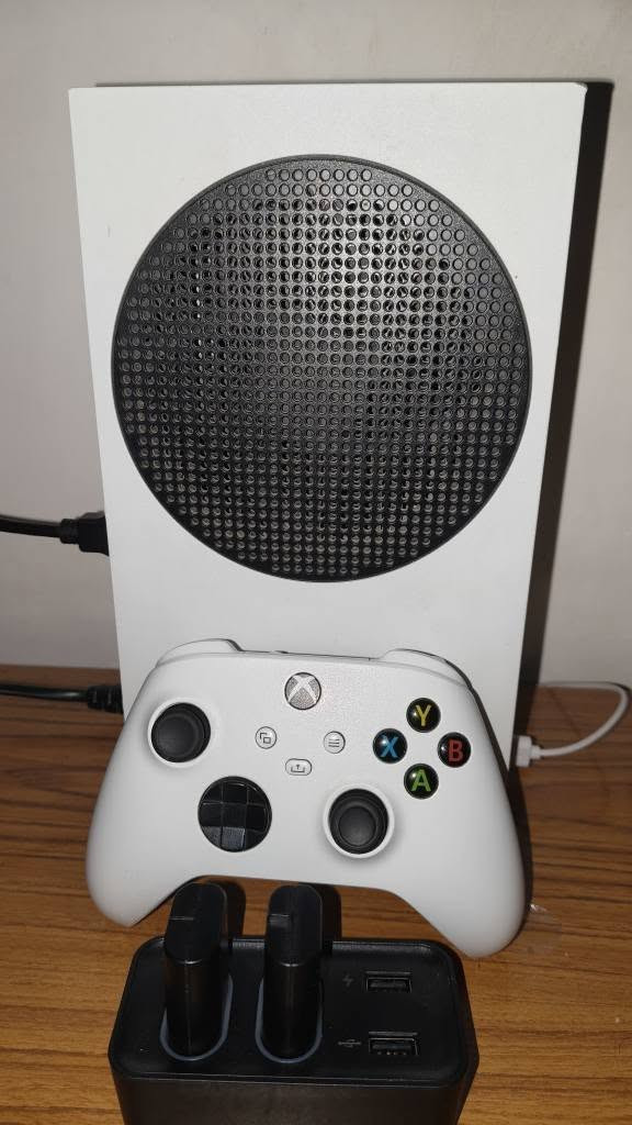 اكسبوكس للبيع ب 350 الف مع كامل ملحقاته و بطاريتين و شاحنه و حساب للعبة blackmyth و dying light 3 و سايلنت هيل 2 و فيفا 26 شراء داخل الحساب و كيم باس 3 اشهر شراء داخل الحساب و ردد 2 شراء داخل الحساب و جميع اجزاء كال اوف ديوتي شراء داخل الحساب 
للحجز راسلني واتساب او تلي ***********
