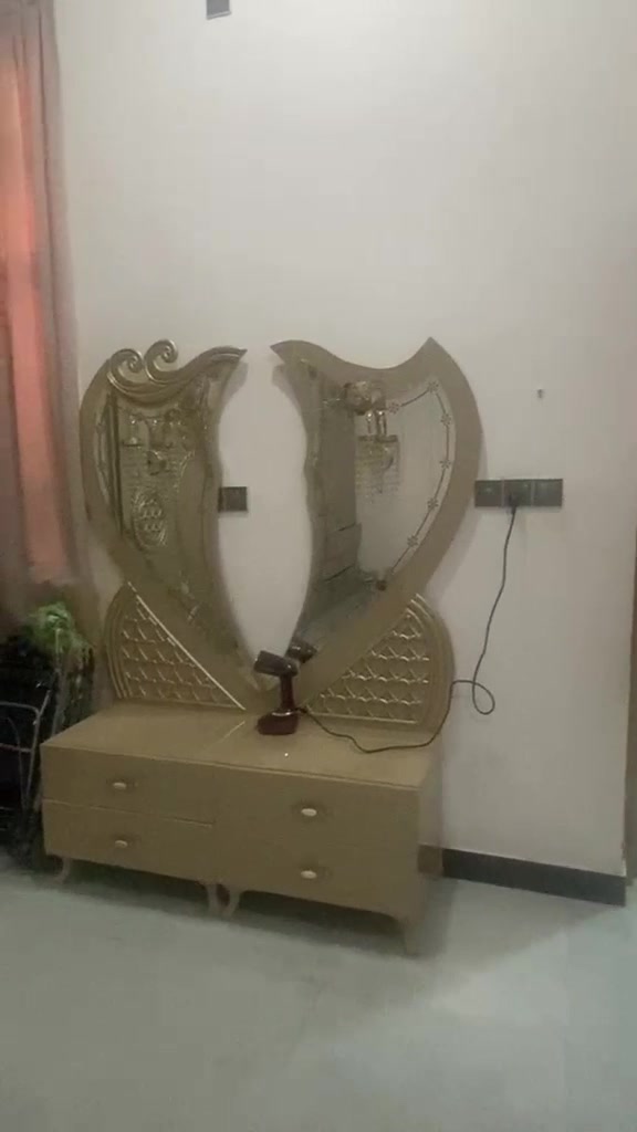 غرفه تركيه للبيع العنوان الاسكان الصناعي السعر 800وبيهه مجال قليل تواصل واتساب ***********