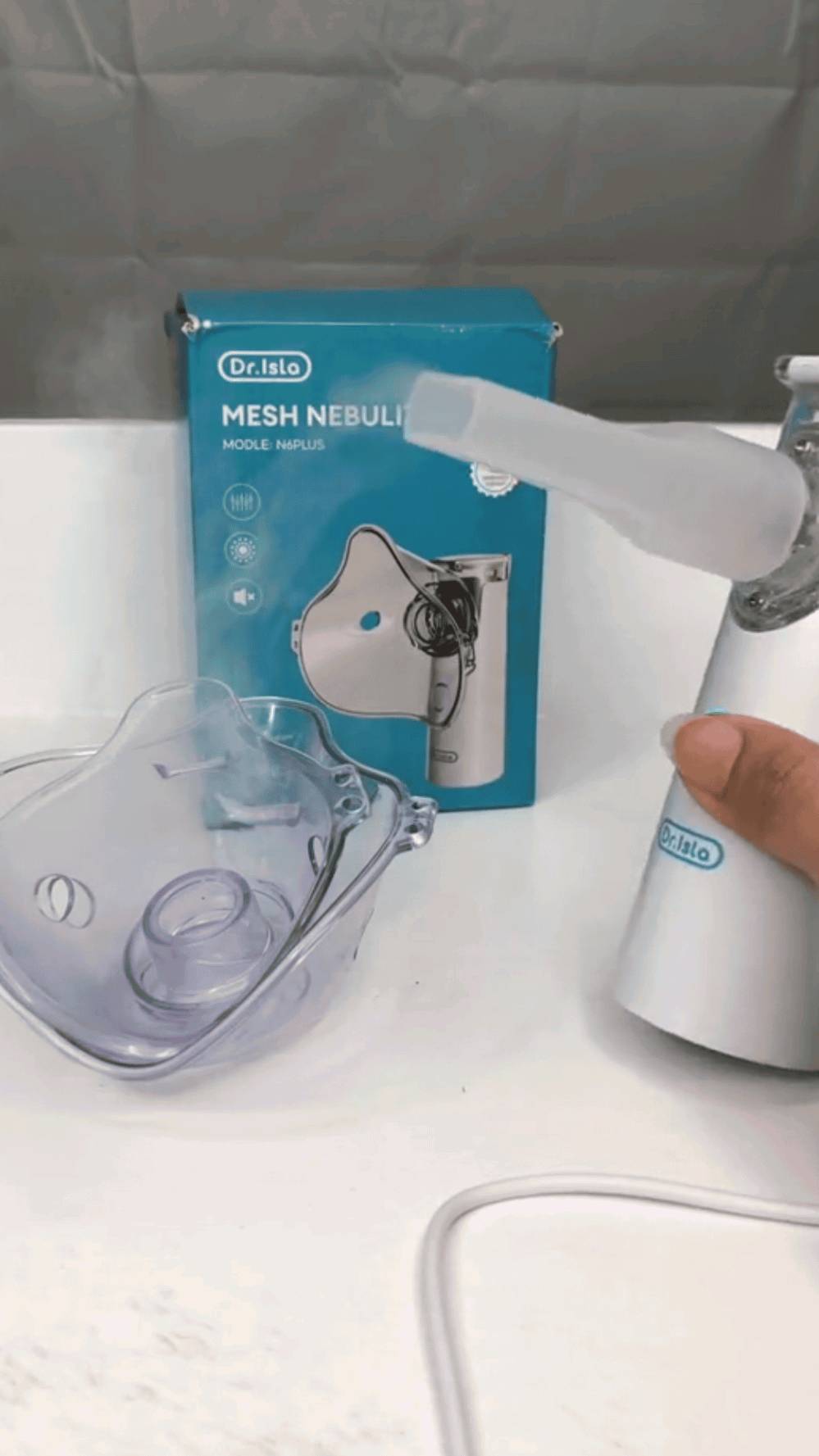 جهاز تبخير تنفسي محمول (نيبولايزر شبكي)

الاستخدامات

يستخدم لترطيب وفتح المجاري التنفسية وتسهيل استنشاق الأدوية والبخار لمرضى الربو والحساسية ونزلات البرد.

مناسب للأطفال والكبار، وللاستخدام المنزلي أو أثناء السفر.

يخفف أعراض الاحتقان والسعال ويساعد في وصول الدواء بسرعة إلى الرئتين عبر الرذاذ الدقيق.

مفيد في حالات الجفاف التنفسي أو ضيق النفس الذي يتطلب بخارًا سريعًا.

المميزات

تقنية Mesh Nebulizer لإنتاج رذاذ فائق الدقة يصل بسهولة للجيوب الأنفية والقصبات الهوائية.

تشغيل هادئ جدًا مثالي للأطفال أثناء النوم.

تشغيل مزدوج: يعمل عبر بطاريتين AA أو عبر كابل USB مباشر.

تصميم محمول وخفيف مناسب للاستخدام خارج المنزل.

خرطوشة دواء شفافة لسهولة مراقبة مستوى السائل.

قطعتان للوجه: قناع للكبار وقناع للأطفال + قطعة فم.

صرف طاقة منخفض ويحافظ على كفاءة عالية.

فتحة تعبئة محكمة لمنع التسرب.

زر تشغيل واحد لسهولة الاستخدام.

نظام فصل عند عدم وجود ماءدواء لحماية الجهاز.

الأبعاد: طول 14 سم – عرض 8 سم – ارتفاع 9 سم (قياس الكرتون).

اللون: أبيضأخضر حسب المتوفر.

محتويات الصندوق

جهاز النيبولايزر الشبكي.

قناع للكبار.

قناع للأطفال.

قطعة فموية.

كابل USB للالتشغيل.

دليل الاستخدام.

الملاحظات

يعمل عبر بطاريتين AA (غير مشمولة).

الجهاز لا يحتوي بطارية داخلية قابلة للشحن، ويعمل فقط عند توصيله بكابل USB أو عند تركيب بطاريتين AA.

يجب استخدام ماء معقم أو الدواء السائل الموصوف من الطبيب فقط.

نظّف القناع بعد كل استخدام للحفاظ على الأداء.

غير مناسب للزيوت أو المحاليل اللزجة جدًا.

يُفضّل عدم استخدام الجهاز للأطفال بدون إشراف بالغ. 