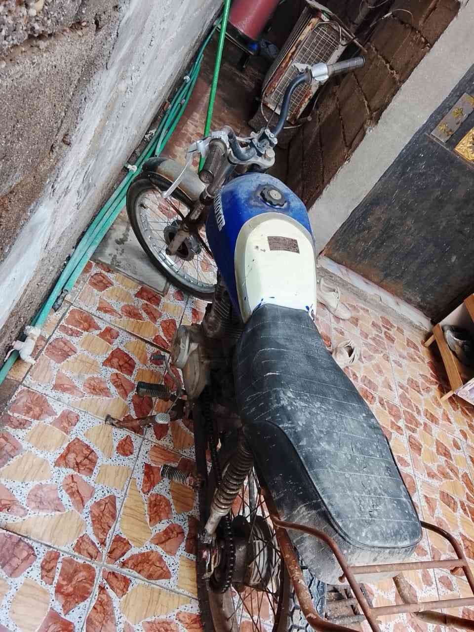 السلام عليكم دراجه ايراني للبيع مناقصها شي تاير وره جديد ويل امامي جديد نمره كير جديد كلج جديد مكينتها حلوه ونضيفه جاهزه الدراجه هندر واحد السعر 300 وبيها مجال مكان بصره الجزيره رقمي ***********
