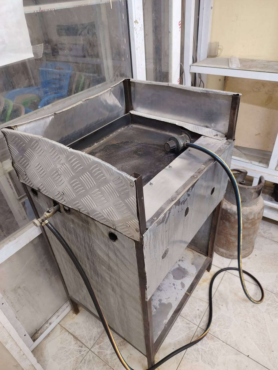 السلام عليكم ميز المنيوم الاصلي للبيع شوايه همبركر للبيع ***********
