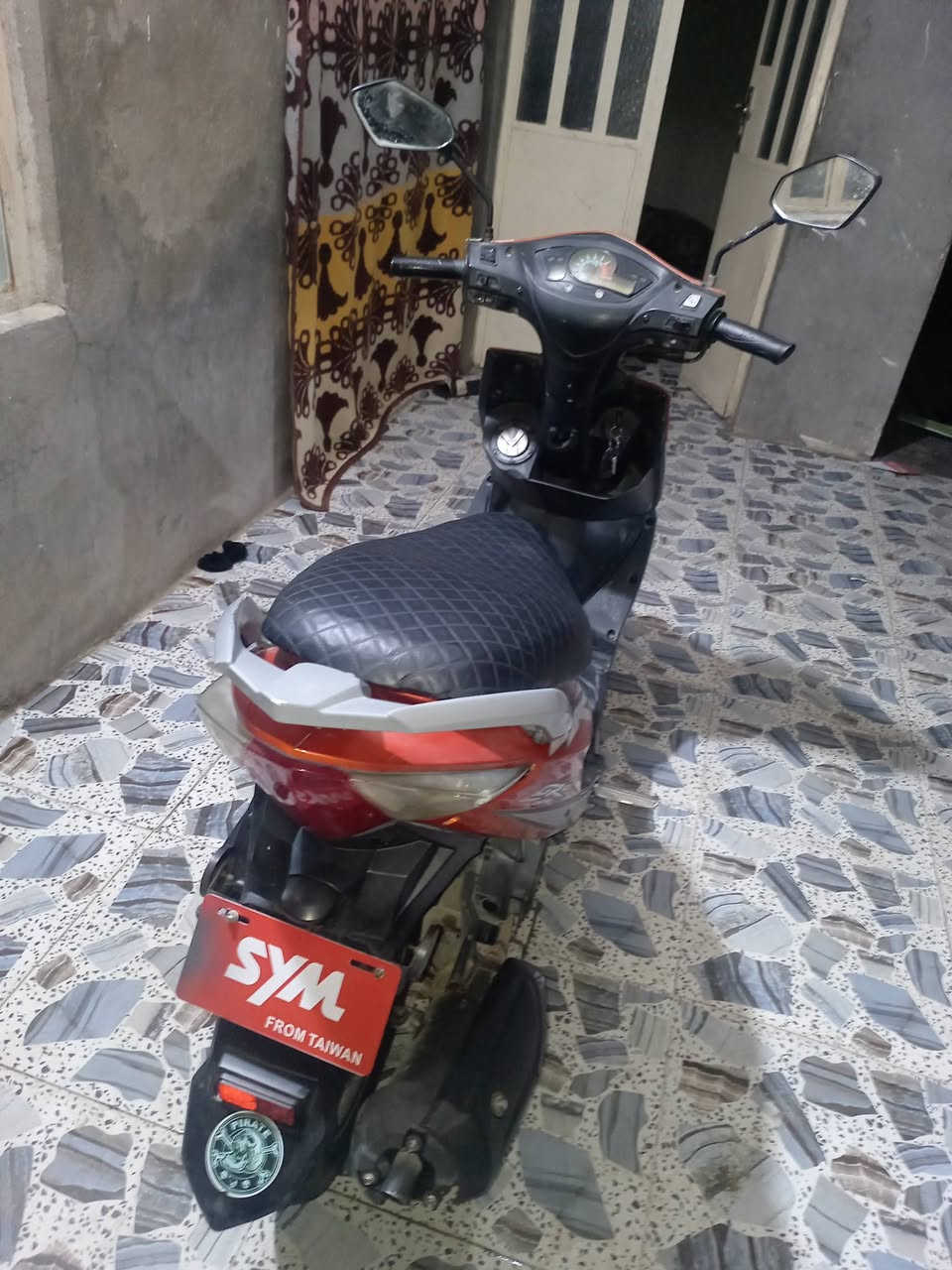 السلام عليكم موتور نحن للبيع رمادي شارع 20 سعر 450  ***********
