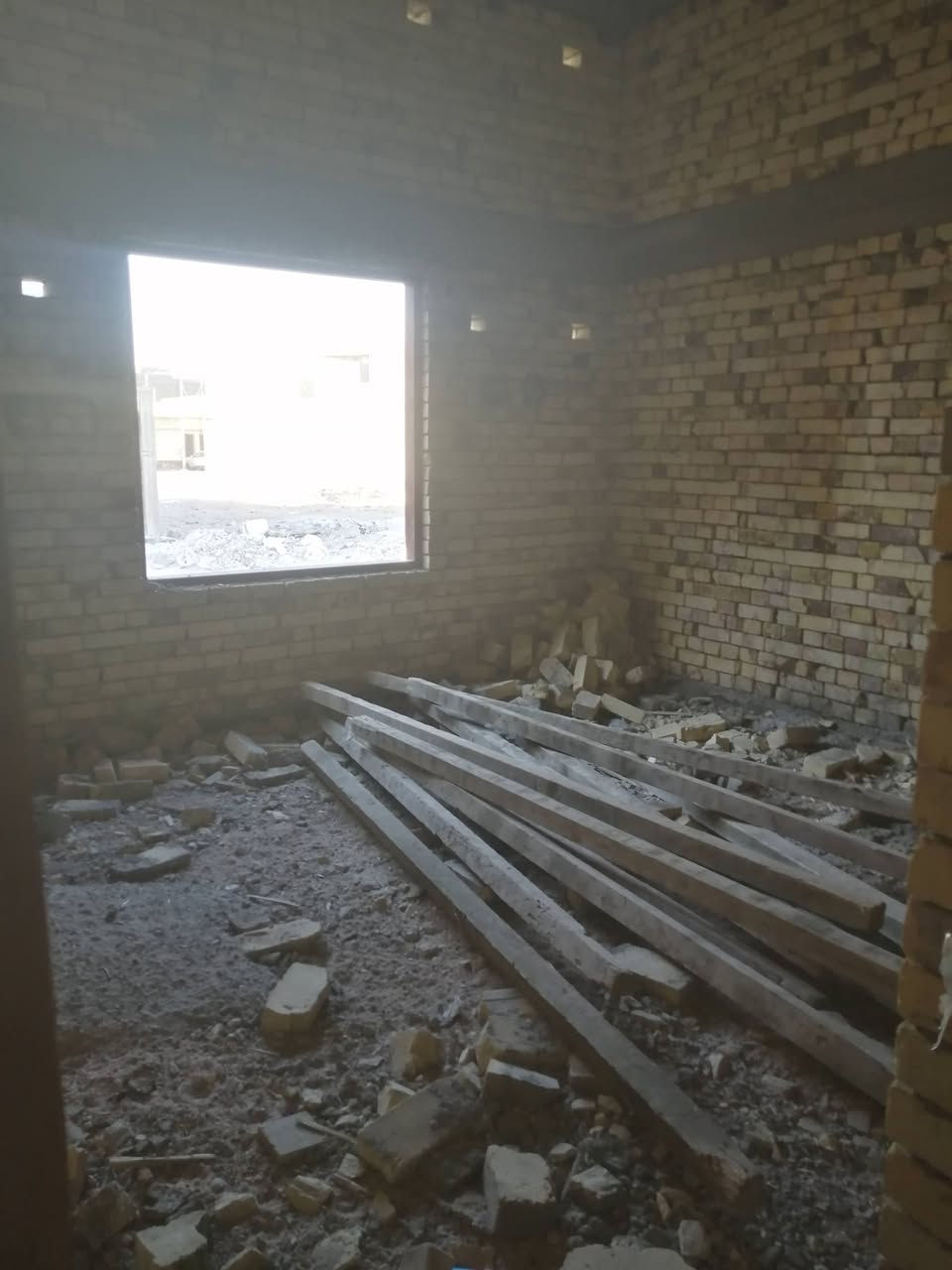 بيت للبيع في التنومة
بيت هيكل في التنومة في حي الصادق قرب حي الموظفين قريب عليه كل الخدمات البيت مساحة ٣٠٠م والشارع عرض ١٠ م طابو زراعي يحتوي على حديقة امامية وخلفية واربع غرف نوم بنظام سويت وديوانيه وهول وصاله للاستفسار الاتصال على ***********
