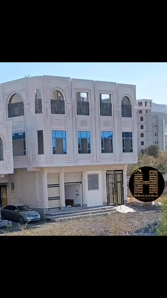 ♦️للبيع عمارة  دورين والثالث مرفوع للسقف معا العمدان مسلح هردي مؤسسة لخمسه أدوار قواعد كامل مشطب  لكس واجهه حجر عمل درجه اولى.
  ــــــــــــــــــــــــــــــــــــــــــــــــ
♦️مساحة // لبنتين وربع حررر 

♦️المكان // صنعاء حي شملان  قريب  من مصنع مياه شملان وشارع الثلاثين فوق حي النور حولك جميع الخدمات ـ
ثواني وانت بالسوق.💫

♦️الشارع //   12 متر  و شارع 5 متر  شوارع نافذه  قريب جداً من شارع الثلاثين . بينه وبين شارع 30 حوالي 100 متر  فقط لاغير🤚🏻
    ــــــــــــــــــــــــــــــــــــــــــ
♦️التفاصيل //

🔰يتكون الدور الأول من 2 فتحات تجاريه وجرش سياره ومدخل جانبي للعماره وشقه خلف تتكون غرفتين وحمام وصاله ومطبخ وسيعات. 

🔰الدور الثاني  مكون من شقه ملكي  4 غرف وحمامين ومطبخ وصاله كبار مدخلين للشقه للرجال وللعوائل.

⏬ الثالث مرفوع للسقف معا العمدان

🔰كهرباء نظامين.
🔰خدمات متوفره.
📊 المخططات موجوده
🔰 ديكورات كامل
🔰 مشروع الماء والكهرباء جاهز للعماره
🔰من البايع رأسا.
♦️ــــــــــــــ♦️ـــــــــــ♦️
💱السعر//////تم تخفيض من 90 مليون ريال يمني قابل للتفاوض😳
     ــــــــــــــ
للتواصل 📞 772447595 أو على الرقم 737144790
او على رابط الواتس مباشرا   https://wa.me/c/967772447595
لمتابعة عروضنا بصفحتنا بالفيس بوك
https://www.facebook.com/profile.php?id=100***********1
