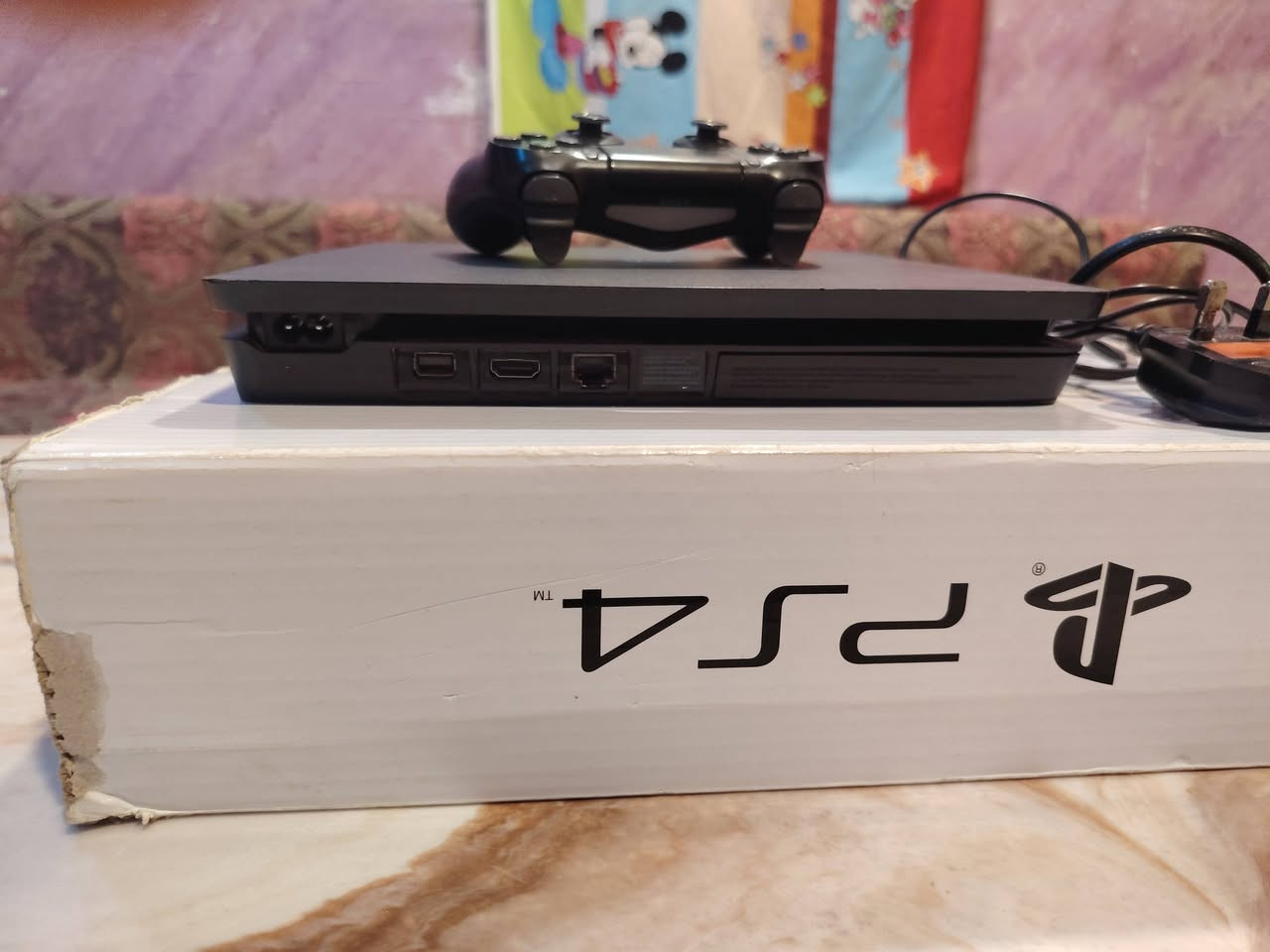 بلي فور سلم للبيع وبا جوستك 1 وقرص جيتي اي فايف وكاملات الوايرات السعر 225 وبي مجال الرقم ***********
المكان: البصره الخليليه شارع 14 تموز. 
البلي نضيف لامفتوح ولا مصلح نهائين 🔥../100
