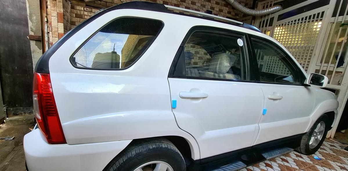 سبورتج 2009 
رقم ذي قار دولي
خليجي مكفوله من الضربه والصبغ والتبديل فقط بارد بسيط موضح بالصوره مكينه 2000 دوش فتحه بالسقف دواخل بيجي مطعمه بصاجيات السياره جاهزه مكينه وگير وتبريد وحدايه وتخم تاير مكان السياره بالشطره .
مراوس أو بيع
***********
