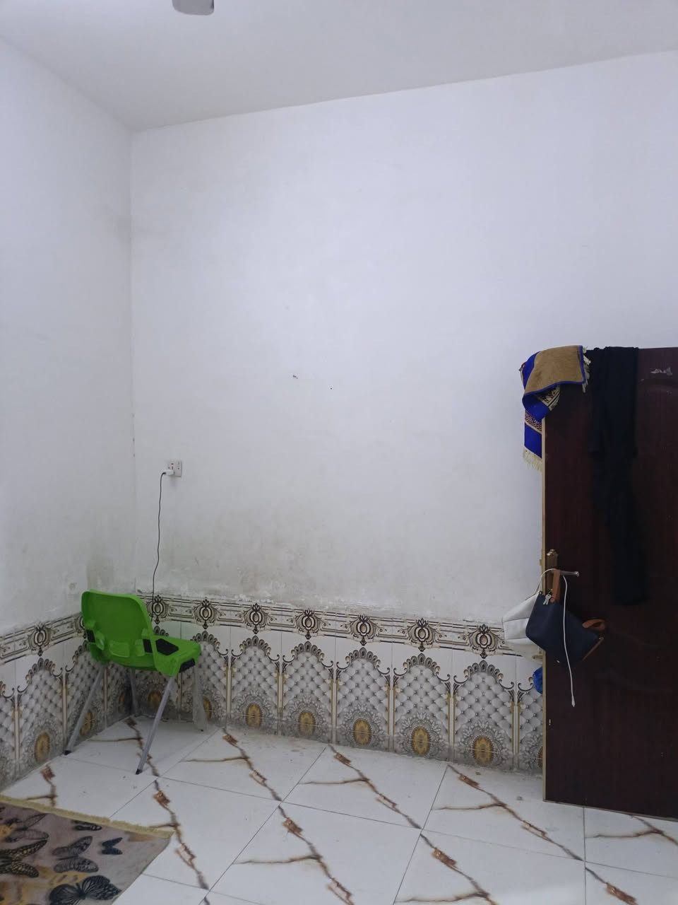 يوجد لدينا دار سكن للبيع ١٠٠م خلفي حي الشهداء قرب مدرسة رمضان السعر ٨٠مليون مع الاثاث للاستفسار الاتصال ***********
