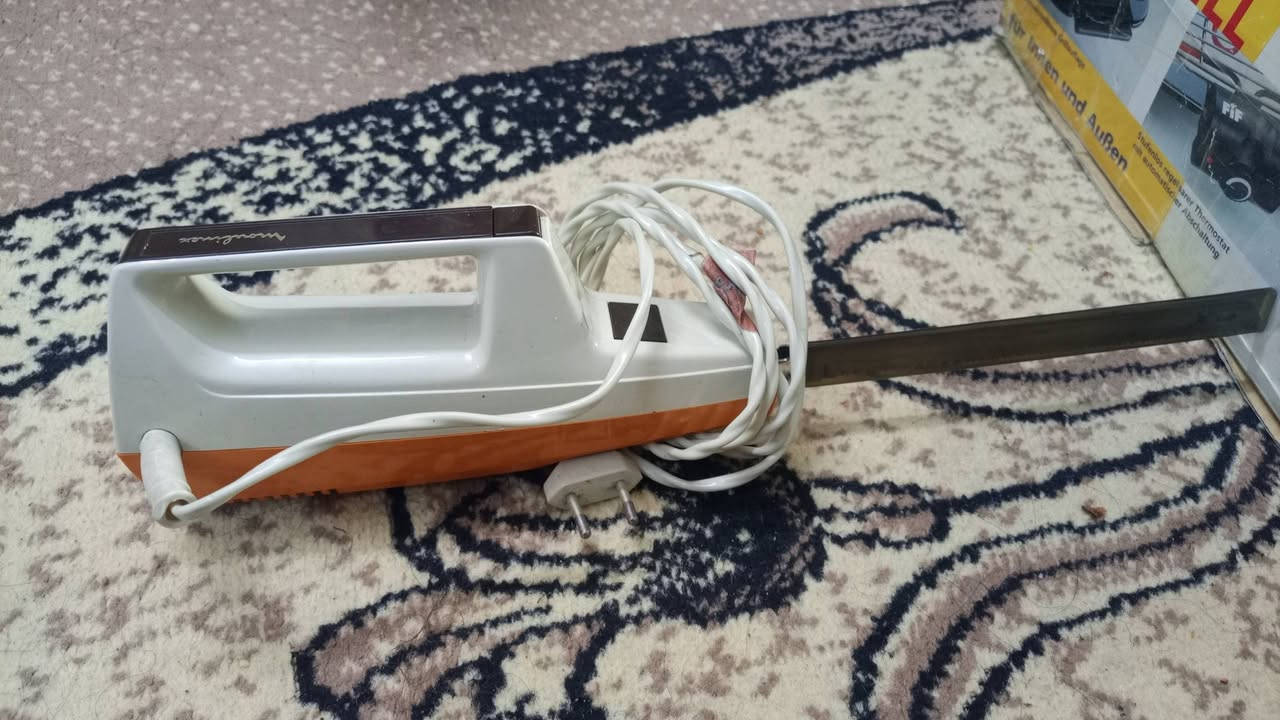 السلام عليكم غراض للبيع منقل كهربائي ومنشار كص لحم ودجاج..... ودينمو الاتصال عل رقم***********
