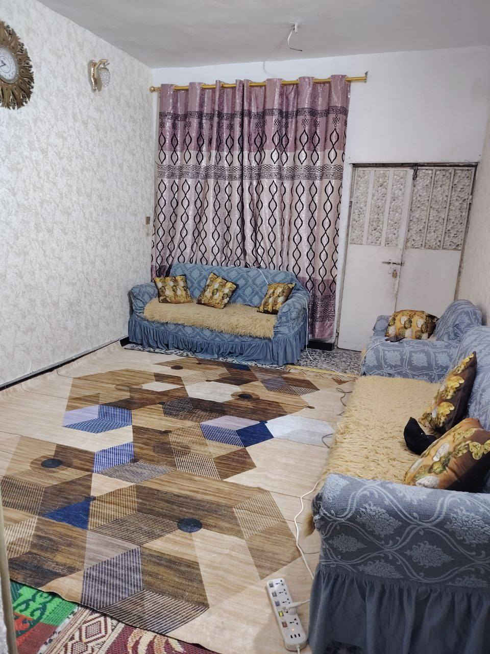 سلام عليكم بيت للبيع تجاوز صب مسلح الصطح والبيتونه شتايكر  مساحه100متر النزال20الواجه5 يحتوي عله تواليت خارجيه واستقبال معزوله ممر ومطبخ وحمام وغرفه جوه وترك وغرفه فوك ومساحت درج الستفار اكثر تصل عله رقم ***********
العنوان الامين ثانيه سده يم الحسينيه بصف سكلت سيد ضياء
