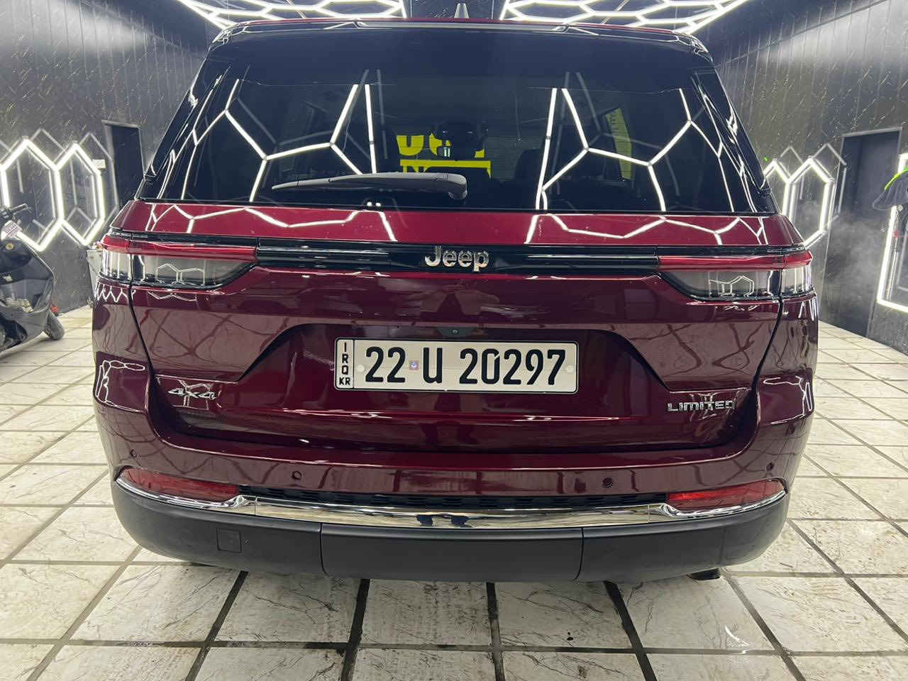 السلام عليكم جيب وارد امريكي موديل 2023 لمتد (Limited) السيارة فول مواصفات عدا الفتحة رقم اربيل باسمي بسمي ترقيم جديد اني مستوردهه
 ماشيه ٢٤ميل
السياره جديده جدا على وضع الشركه مكينه وكير وصدر برغي ممفتوح بيهة السياره جديده  الحادث صبغ جاملغ خلفي ونصف الباب الخلفي بدون ايرباك بجم كبس مثل ما موضح بالصور
السعر ٢٩٥٠٠
 مكاني بغداد حي العدل
رقم الهاتف ***********
