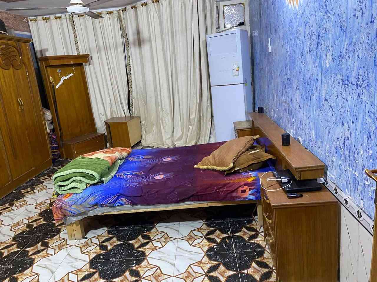دار حديث مساحه ١٢٧ ونص تفاصيل البيت ثلاث طوابق يحتوي أربع غرف نوم ثلاث حمامات مع صاله هول كبير كما يحتوي كراج سياره بناء طابوق مسلح أرضية كرانيت بيت جاهز سعر ع خاص علما بيت مؤثث كامل أثاث *********** حي العرضات الأولى خلف أسواق فطومة سعر خاص
