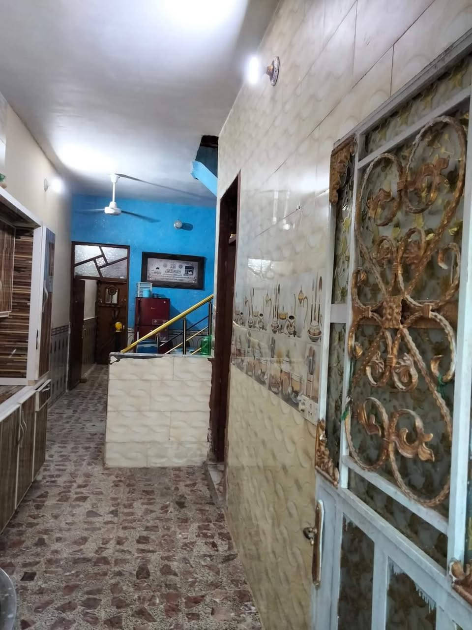 دار للبيع سبع قصور اول فرع بعد السيطره من جاي من حي اور جميع الخدمات متوفره ماء كهرباء رصيف تبليط مجاري طابق واحد جاهز غرفه نوم كبيره وصاله ومطبخ ومنور وحمام واستقبال وكراج وحمام خارجي السعر 45 بي مجال بسيط 
***********
