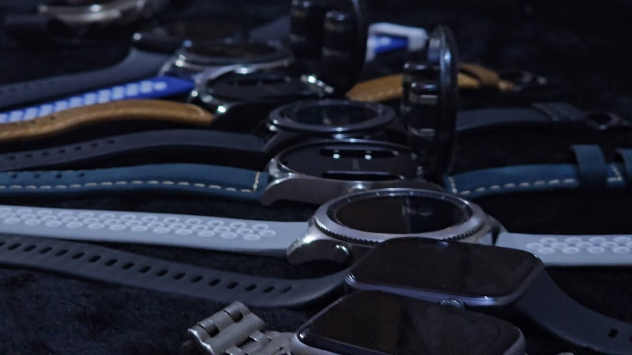 لوتس فون | الاختيار الأمثل للأصلي

الساعات الذكية المتوفرة:

 * Apple Watch S8: حجم 46، صحة البطارية 89%.
 * Galaxy Watch 5 Pro: نسخة التيتانيوم المتينة.
 * Huawei Watch Buds: ساعة وسماعة مدمجة (تيتانيوم).
 * Samsung Gear S3 Classic: هيكل ستيل أنيق.
 * Galaxy Watch 1 Classic: تدعم الشريحة الإلكترونية.
 * Huawei Watch GT 5: الإصدار الأحدث.
 * Huawei Watch GT 4 & 4 Pro: تصاميم عصرية متطورة.
 * Huawei Watch GT 3 Pro: فخامة التيتانيوم والسافير.
 * Huawei Watch GT 3 SE: النسخة الرياضية الخفيفة.
 * Huawei Watch GT 2 Pro: الأداء المستقر والتصميم الكلاسيكي.
 * Huawei Fit (1, 2) & Band 6: الموديلات الرياضية.

السماعات الذكية (Buds):

 * Samsung Buds Live: اللون الأسود المميز.
 * Samsung Buds Pro: اللون البنفسجي الملكي.
 * Samsung Buds 2 Pro & Buds 3 Pro: أحدث إصدارات سامسونج.
 * Huawei FreeBuds 2 Pro: متوفرة باللون البنفسجي.

الشواحن والإكسسوارات الأصلية:

 * شواحن سامسونج اللاسلكية: متوفرة بالنسخة (الأحادية والثنائية).
 * شواحن سلكية (Super Fast): بقدرات 25W، 45W، و 66W.
 * أقلام سامسونج (S-Pen): النسخ الأصلية.
 * سيور وشواحن ساعات: (Apple, Samsung, Huawei).

التوصيل: بغداد 6,000 | المحافظات 10,000.
للحجز والاستفسار:
 * واتساب: ***********
 * تيليغرام: t.me/lutesphon
 * إنستغرام: @louts_phone
